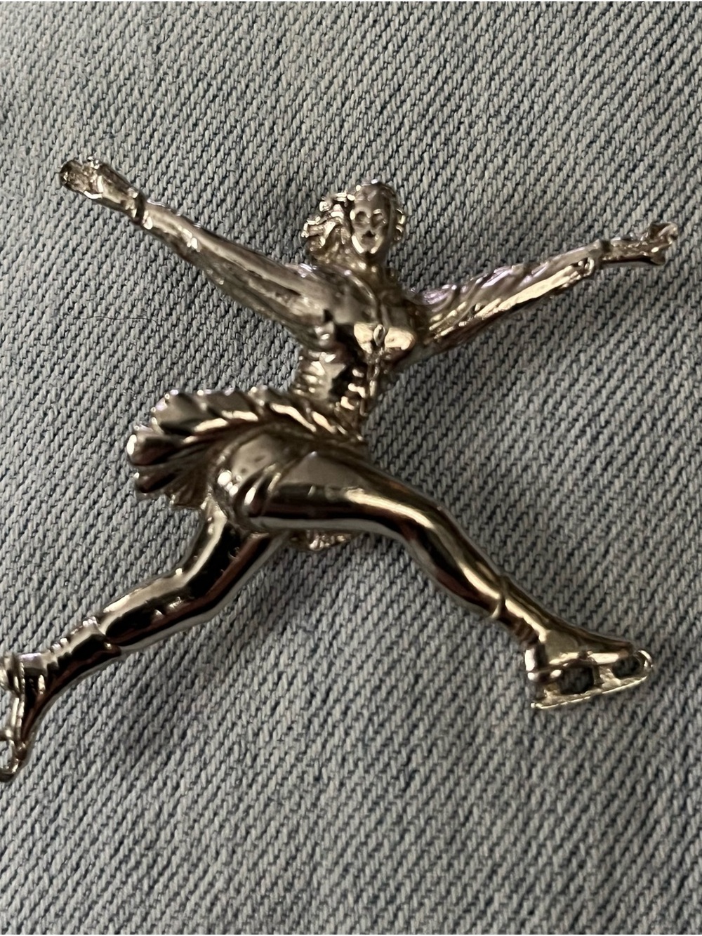 Vintage sweet Ice Skater Pin